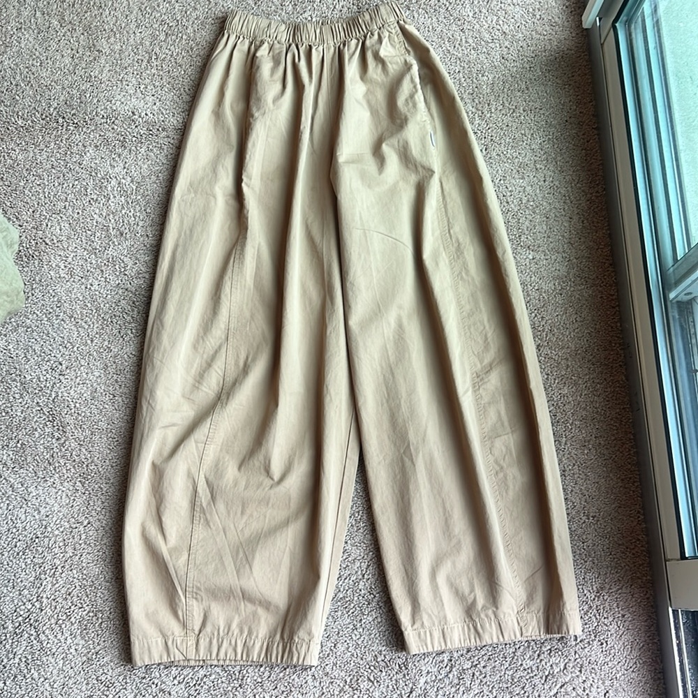 Le Bon Shoppe parachute pants. Tan. Size small.